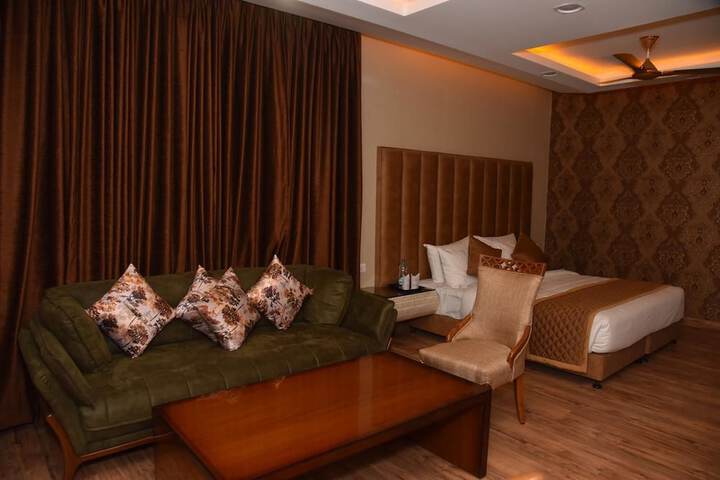 Room 3 of 77