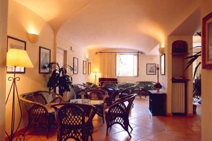 Lounge 45 of 61
