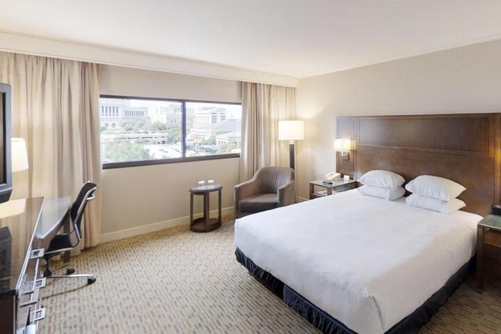 1 King Bed (3 of 6)