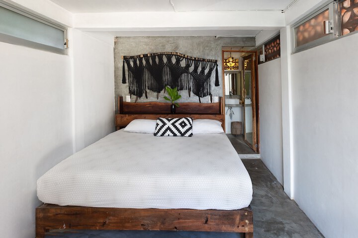 Room 4 of 32