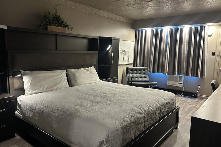 1 King Bed (9 of 10)