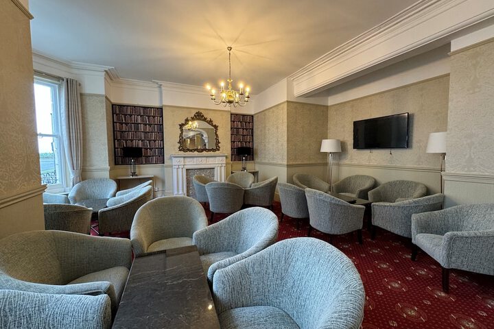 Lounge 42 of 59