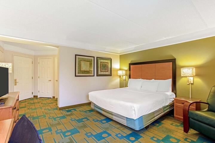 1 King Bed Deluxe Room (10 of 23)