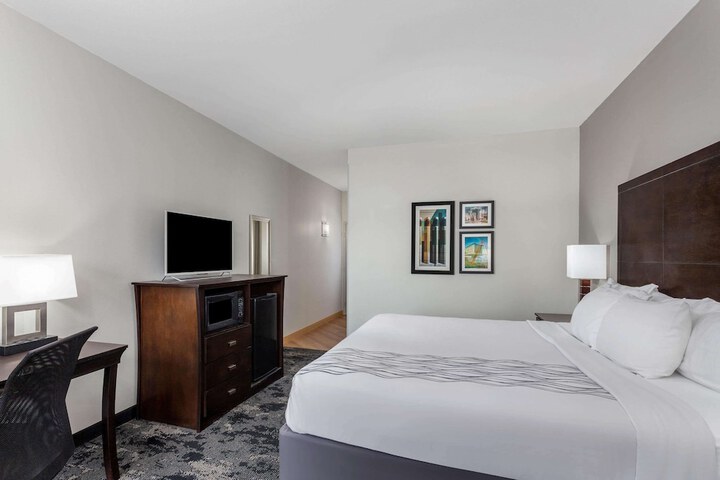 2 Queen Beds (2 of 8)