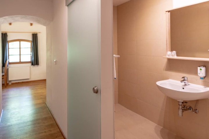 Room 7 of 28