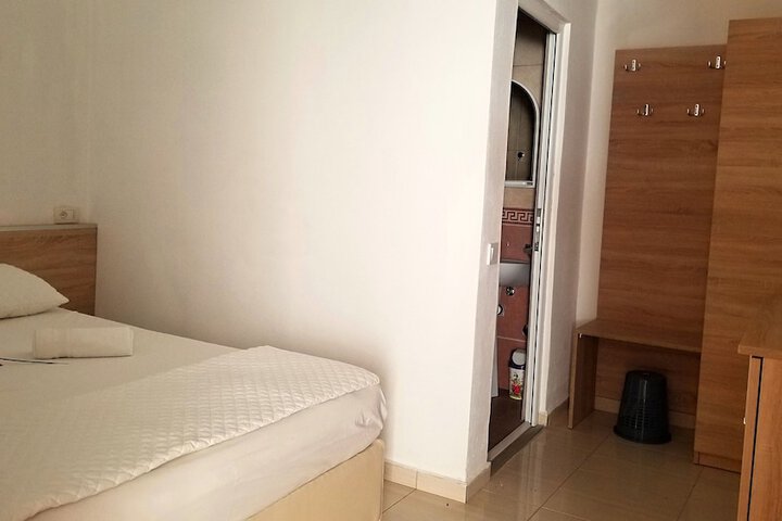 Room 6 of 100