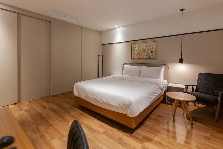 Room 16 of 33