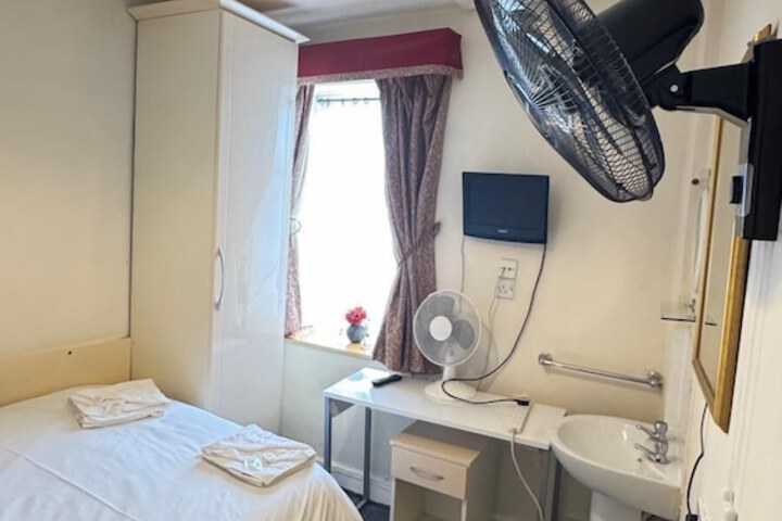 Room 27 of 118