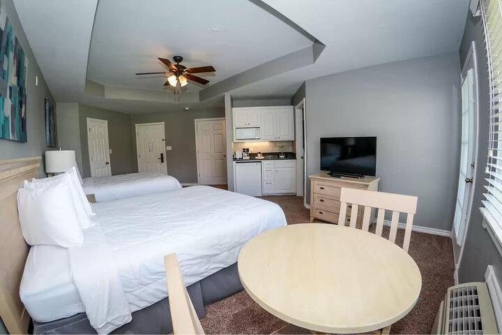 2 Queen Beds (11 of 12)