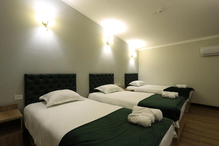 Room 4 of 16