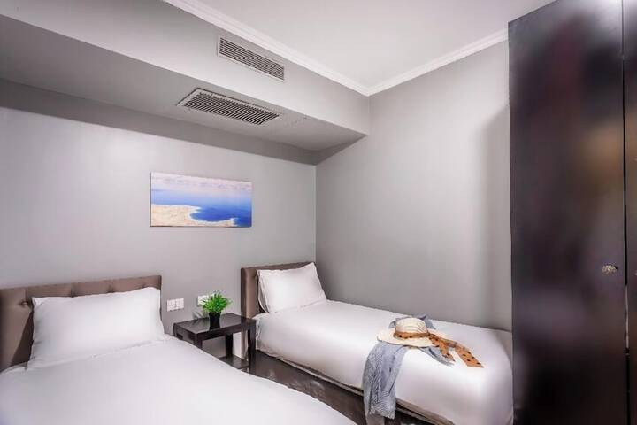Room 10 of 48