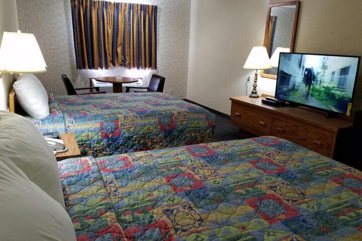 2 Queen Beds (5 of 10)