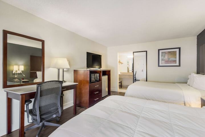 2 Double Beds (13 of 15)