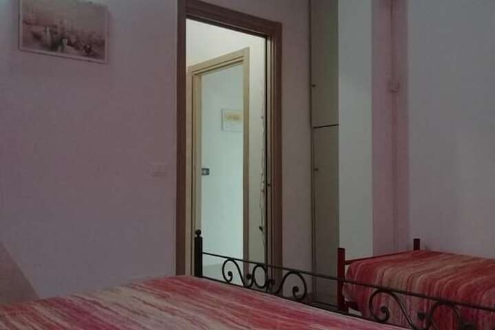 Room 6 of 18