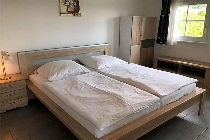Room 5 of 8