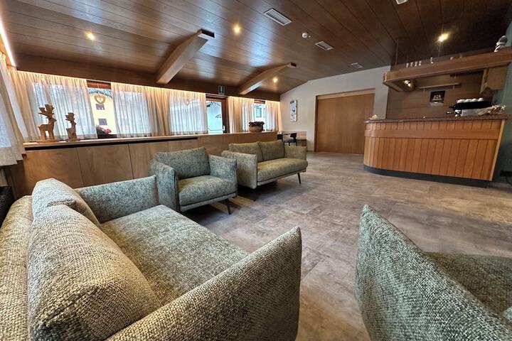 Lounge 31 of 34