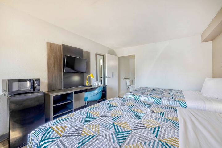 1 Queen Bed (6 of 9)