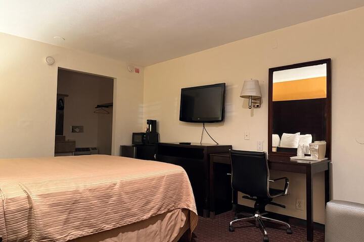1 King Bed (6 of 7)