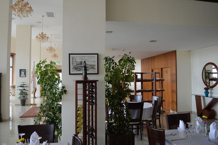 Dining 78 of 107