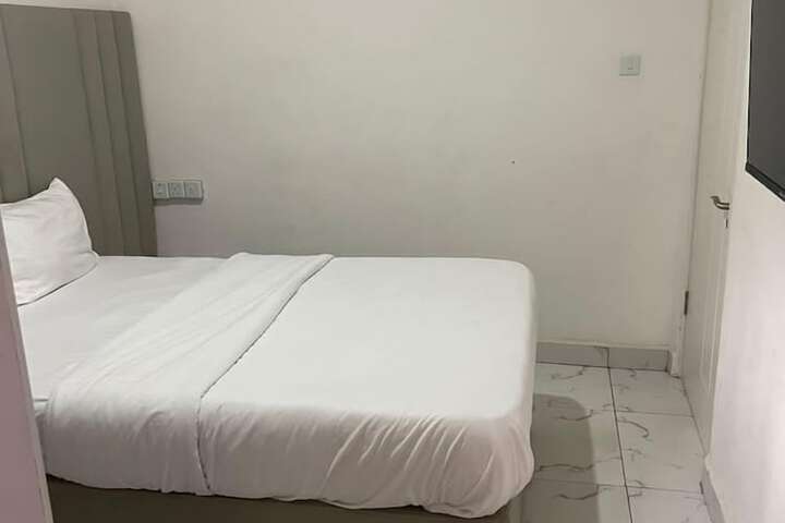 Room 9 of 20