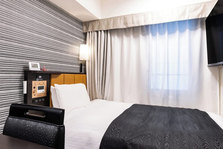 Room 11 of 37
