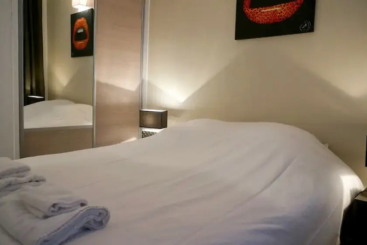 Room 4 of 9
