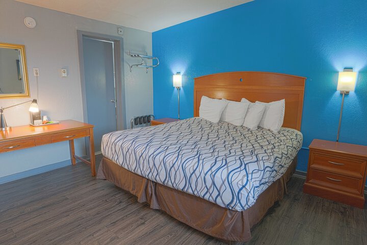 1 King Bed (4 of 9)