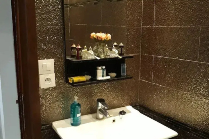Room 9 of 14
