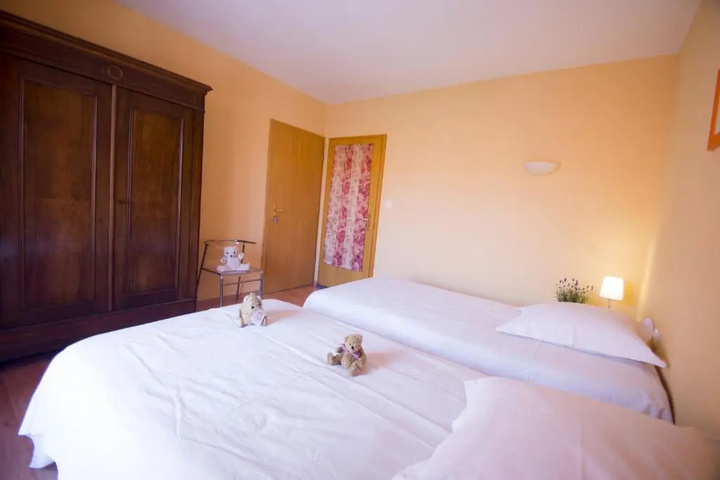 Room 4 of 16
