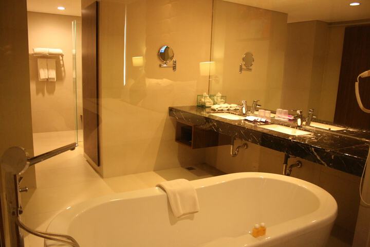 Deep soaking bathtub