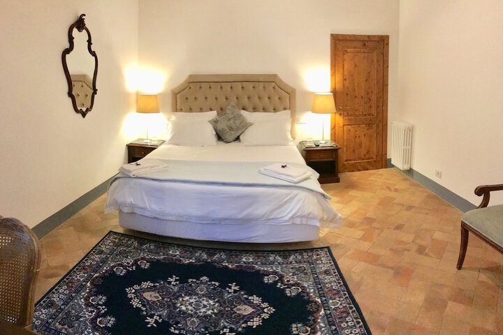 Room 8 of 33