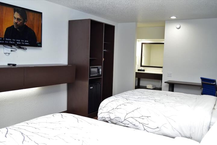2 Queen Beds (1 of 13)