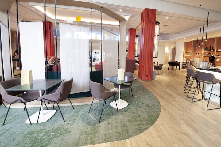 Lounge 104 of 129