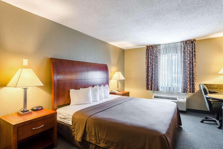 1 King Bed (3 of 4)