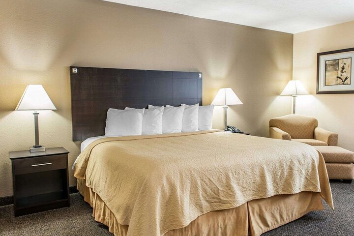 1 King Bed (8 of 8)