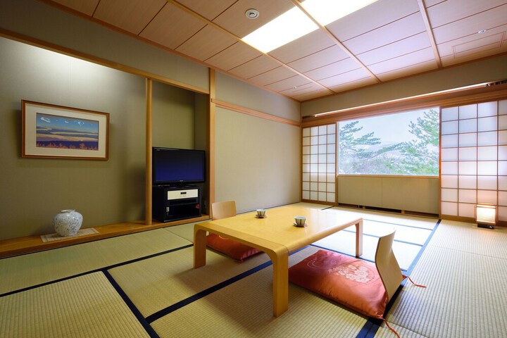 Room 7 of 102