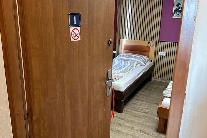 Room 10 of 25