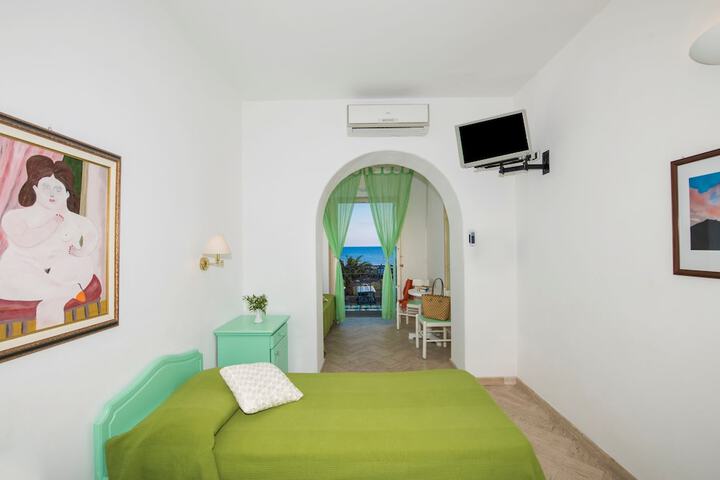 Room 28 of 277