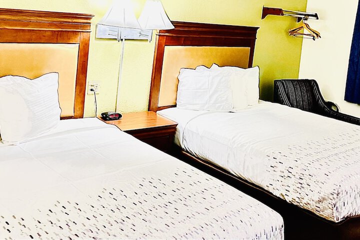 1 Queen Bed (5 of 13)
