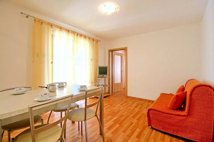 Room 4 of 15
