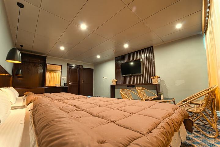 Room 8 of 13