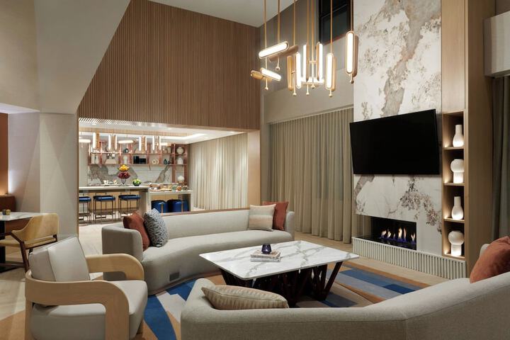 Lounge 51 of 64