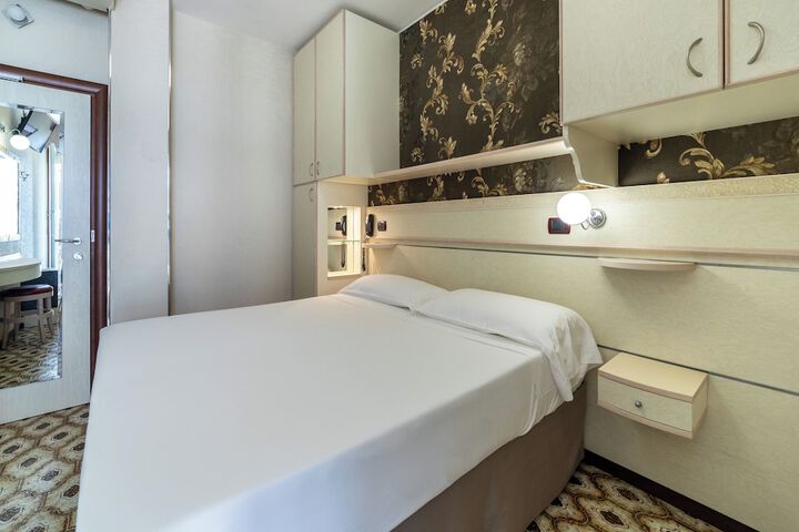 Room 15 of 48