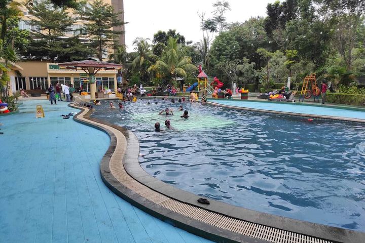 Hotel Pool