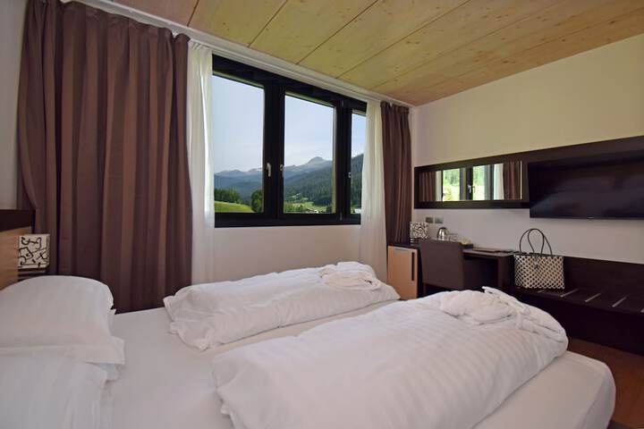 Room 9 of 38