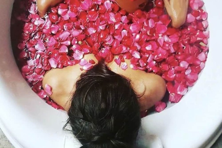 Deep soaking bathtub
