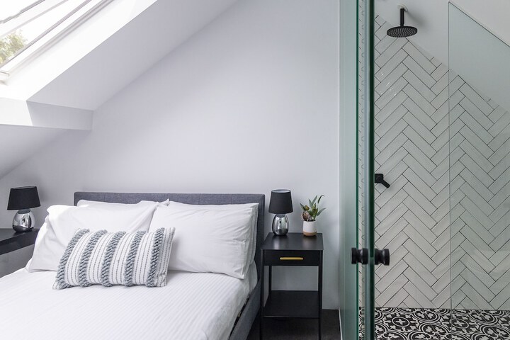 Room 2 of 37
