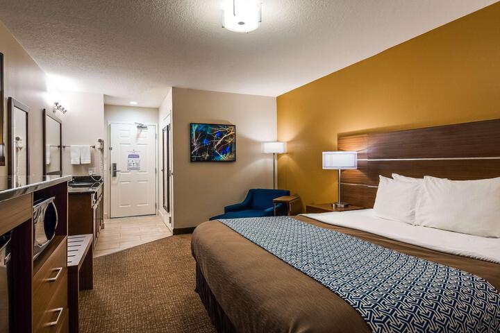 1 King Bed Microwave and Refrigerator WiFi Full Breakfast (6 of 13)