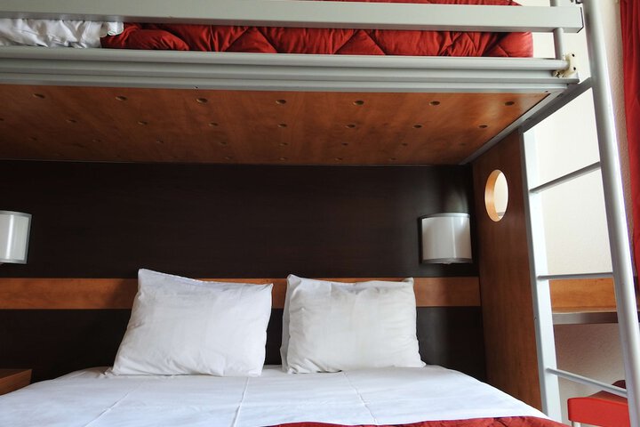 Room 6 of 32