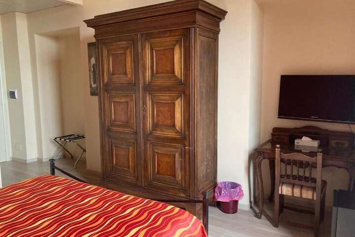 Room 10 of 38